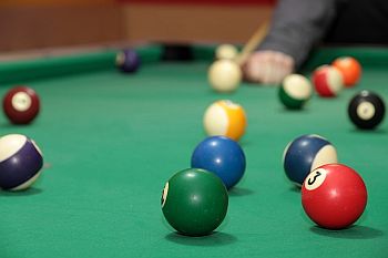 Billardkugeln im Billardspiel. Quelle: http://pixabay.com/de/billard-billard-ball-spiel-tuch-548359/